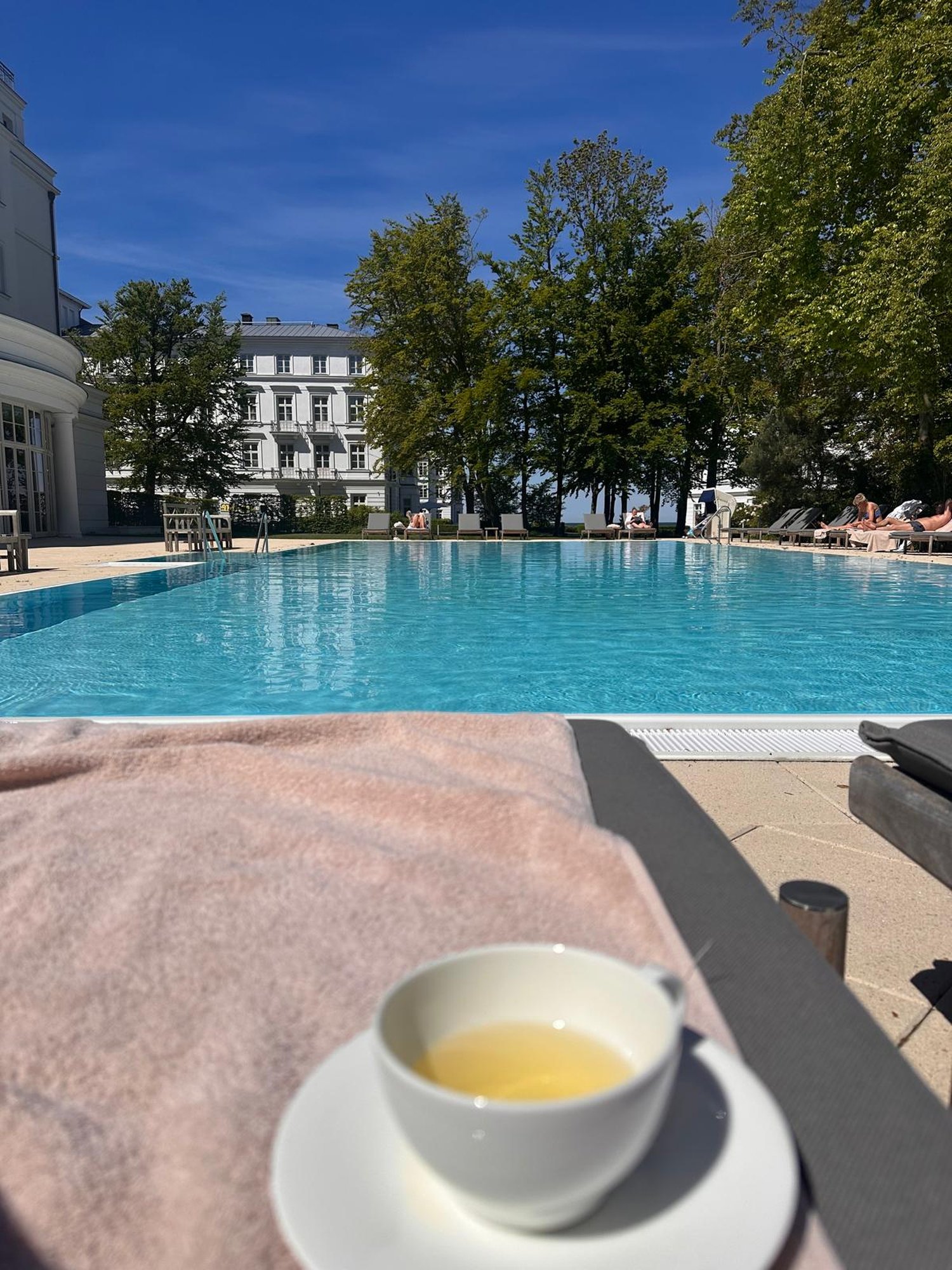 Pool mit Blick aufs Hotel