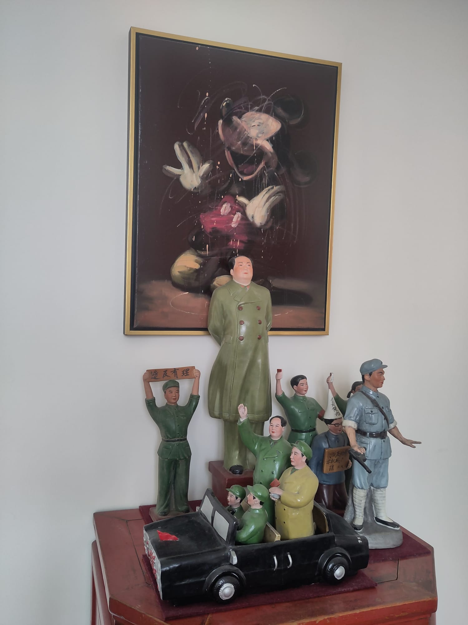 Figurengruppe mit Gemälde